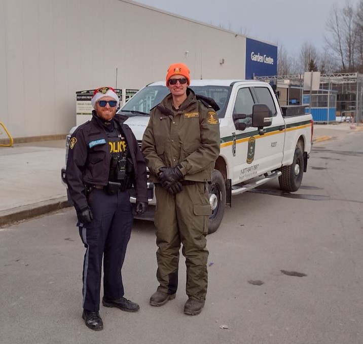 ONresources's tweet photo. The weather outside is frightful, but our communities are looking so delightful! ❄️

Earlier this month, our #ConservationOfficers were spreading some cheer in Northern Ontario. (1/4) https://t.co/Pguvm09sAg