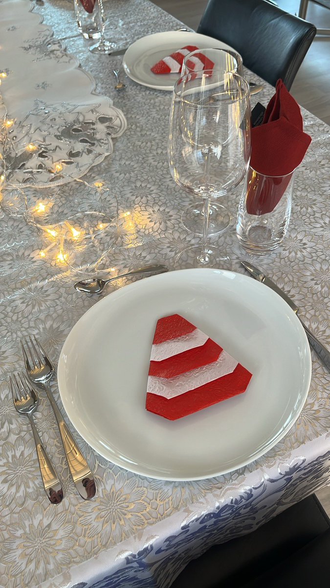 Sko, ég nenni ekki að brjóta allar servíetturnar aftur. En allt í einu sé ég ekkert annað en umferðakeilur.