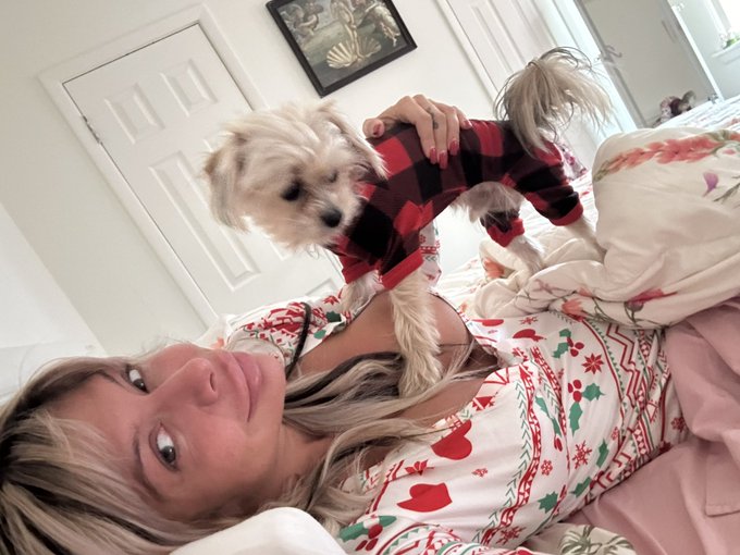 We both wore our Christmas jammies https://t.co/qckFD6uatZ