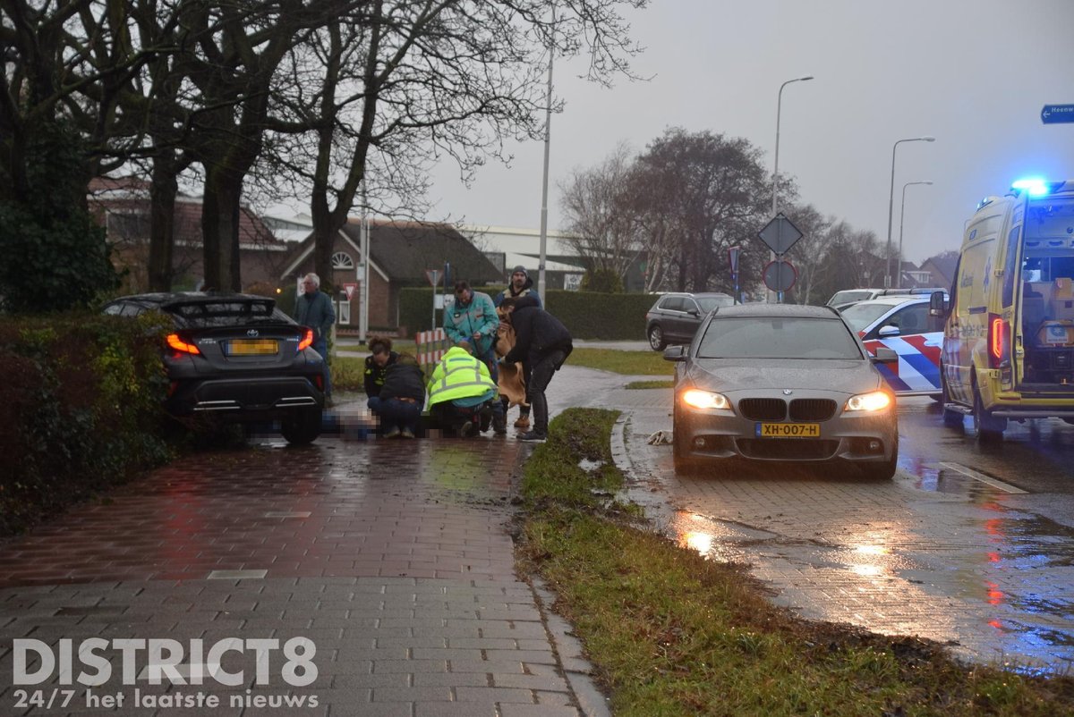 RedactieD8's tweet photo. Automobilist is onwel geraakt en tegen een boom gebotst op de #N467 #Naaldwijkseweg #sGravenzande. Slachtoffer is zwaargewond en wordt gereanimeerd. De weg is in beide richtingen afgesloten. https://t.co/VqnlAQWhNi