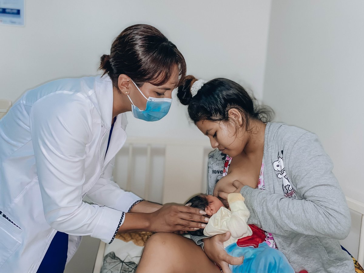 DPS_LosRios's tweet photo. Nuestra Coordinadora de @Salud_CZ5,@XimenaStay, recorrió la unidad operativa, constató el servicio de emergencia obstétrica que atiende 75 partos al mes.

En este feriado, la salud pública  al servicio de la comunidad. #ElNuevoEcuador 🏥👩‍⚕️ https://t.co/66WU8qsrac