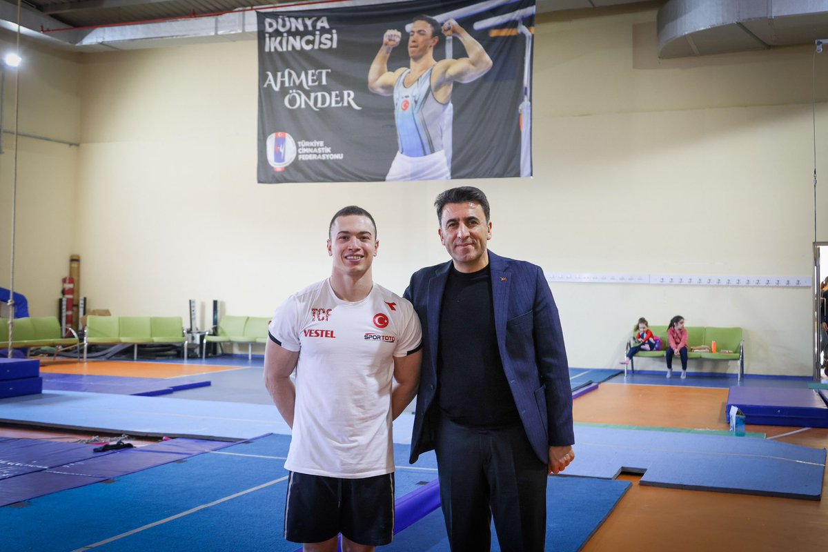 📌Jimnastik Dünya 2.si gururumuz milli sporcumuz Ahmet Önder’i jimnastik kurslarımızdaki gençlerimizle buluşturduk. 🏅Dirilişin şehri Bilecik ona uğur getirecek ve dünya şampiyonluğu sözü aldık🇹🇷