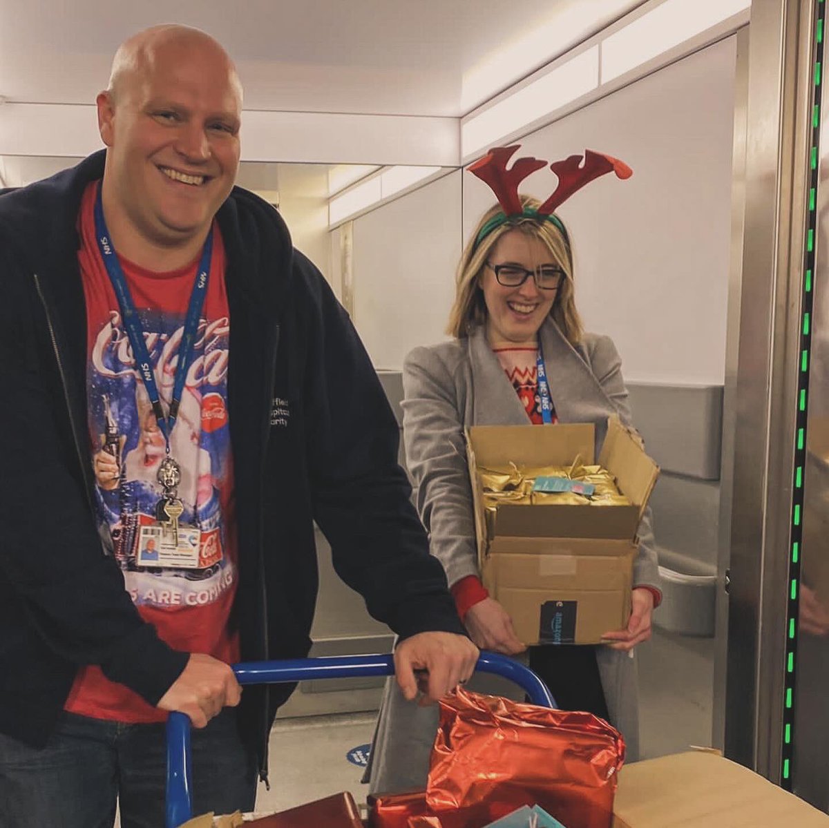 It’s Christmas Eve! 🎄 Whilst Santa has been prepping to drop presents across the world, our @SHCFundraising elves have been delivering across @SheffieldHosp @SHSCFT to patients & staff who will be spending their Christmas in hospital 💙🎅 #sheffieldissuper @HelpSheffield