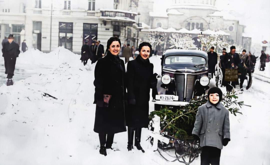 С тази зимна фотография на централните софийски улици (1940 г.) ви пожелаваме светли празници и изпълнени с любов и топлина семейни моменти🎄❄️
