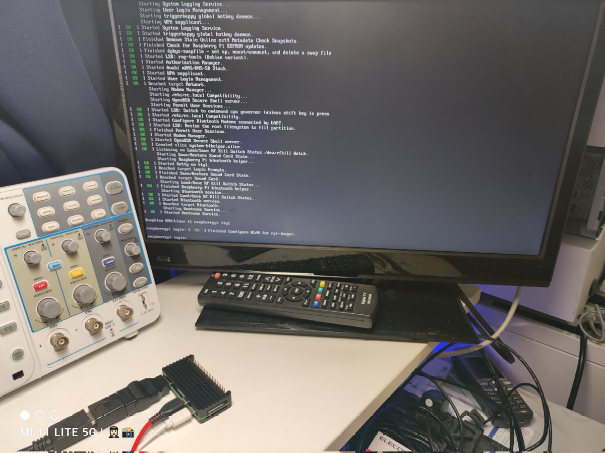 YuriLaboratory's tweet image. 🙋🏻♀️おけっ! #RaspberryPiZeroW でRaspi OSブートできたっ! 明日から実家に帰省するので、一緒に持ってって続きは実家で遊ぶとしよお〜〜