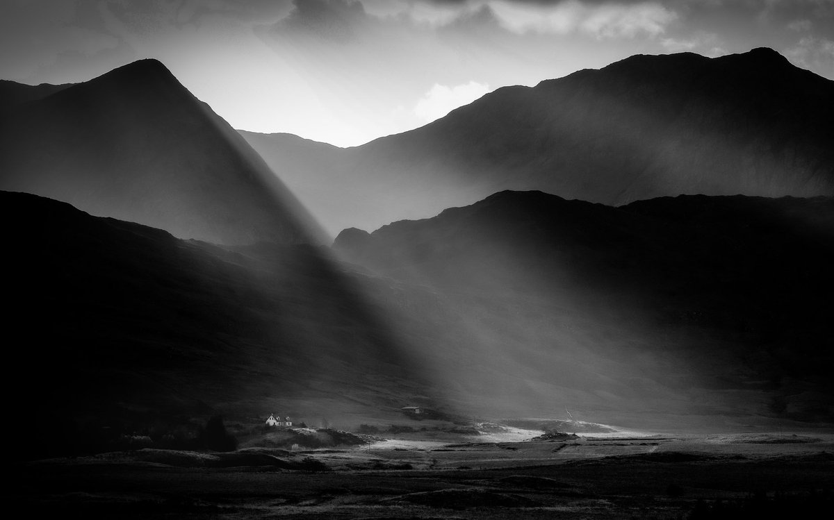 Thanks for the fab response to my recent posts. 🙌🏻 Have a zoom in to see the cottage. Taken in the Inagh Valley, Connemara. 🖤