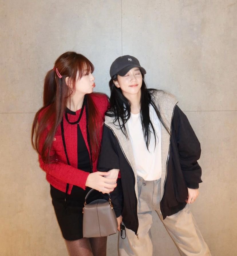NEWSJISOO's tweet photo. #JISOO with her sister! 🤍 https://t.co/xKDiMRvaHm