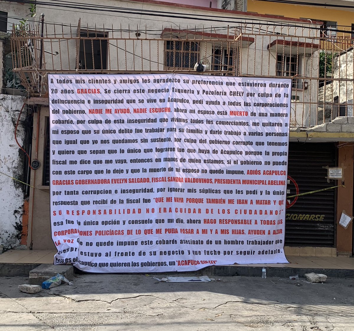 Esta no es una narco manta ni nada por el estilo.

Es un mensaje de Taquería y Pozolería Chely en Acapulco ante el asesinato de su propietario y el estado de indefensión por parte de las autoridades. Vale la pena leerlo.

Esto es solamente un reflejo del desgobierno de López