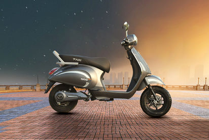 DrivesPlugin's tweet image. Pure EV electric scooter ने नया इलेक्ट्रिक स्कूटर EPluto 7G Max लॉन्च कर दिया है। यह स्कूटर फुल चार्ज में 201 किलोमीटर तक की दूरी तय कर सकता है। इस स्कूटर को एक्सशोरूम कीमत 1,14,999 रुपये में खरीद सकते हैं। इसे चार रंगों - मैट ब्लैक, रेड, ग्रे और व्हाइट में खरीदा जा सकता है।