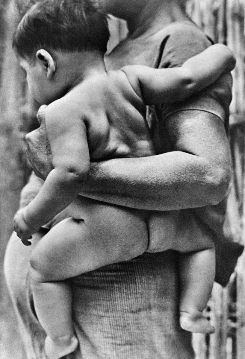 📸#TinaModotti, Madre con bambino di Tehuantepec, Messico, 1929.