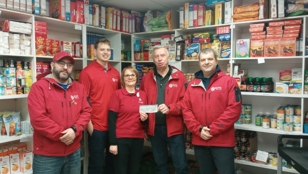A couple recent Donations during a special time of year.  

Kin Members stopped by the Gingerbread House with $500 worth of gifts that will be distributed in the area

Then, we dropped by the Food Bank Network to present them with a $1000 monetary donation and 4 boxes of food.
