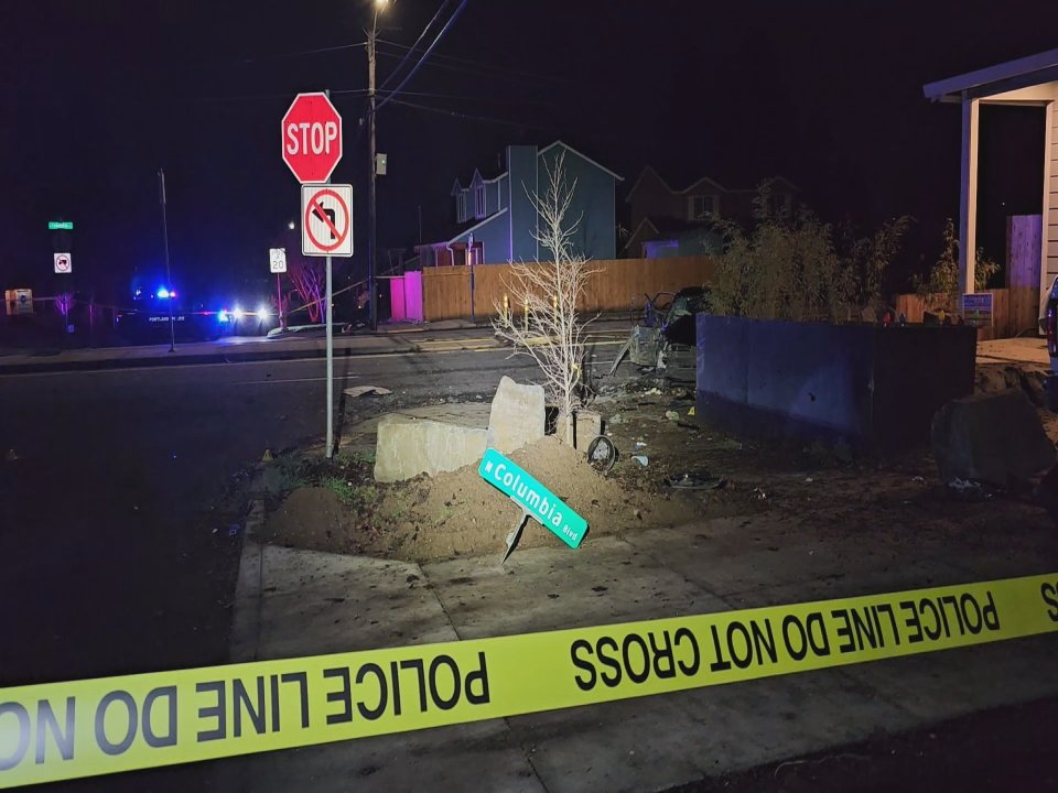 DebraGil's tweet photo. Christmas Eve is marred by a death on Portland streets. @PortlandPolice say a passenger died in a single car crash. Witnesses saw officers giving the driver a field sobriety test. We are working to learn if that person was arrested. #Fox12Oregon #trafficdeath https://t.co/XyFLCNNk5G