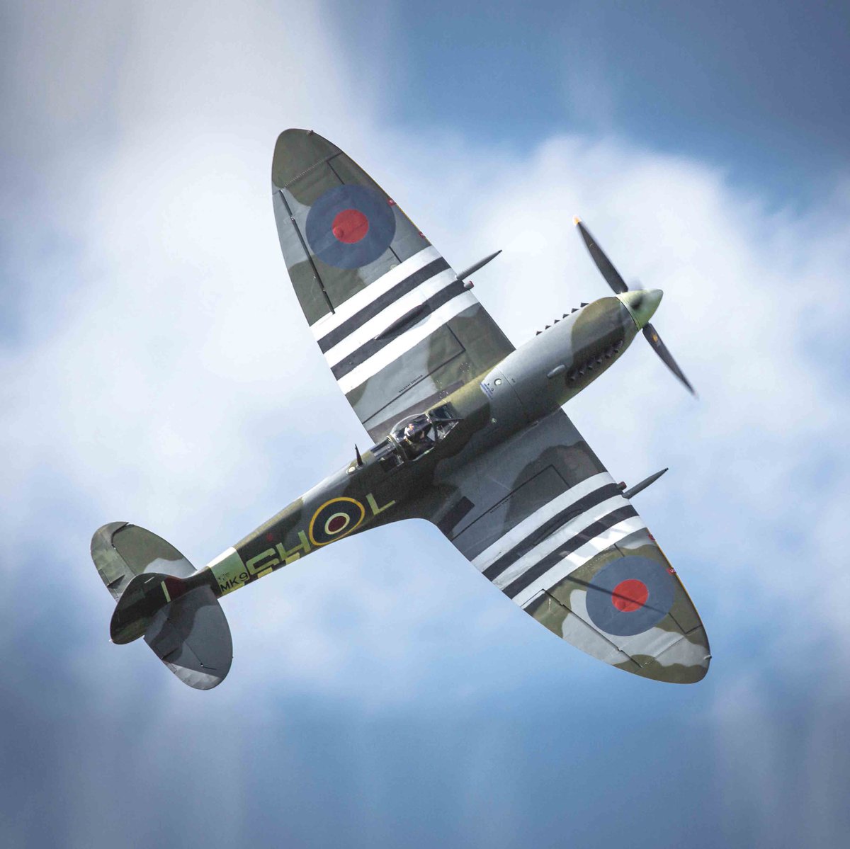 12 Days of @RAF images for Christmas - Day 12! A Spitfire wearing the allied recognition stripes performs an areal display at Duxford
#RAFCalendars  #12DaysOfRAF #ChristmasCountdown