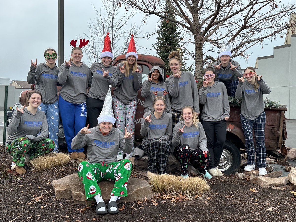 PCTWBasketball's tweet photo. May your holidays be merry and bright 🌟GO WILDCATS, meow 😻 https://t.co/8oQ9I9vkBH