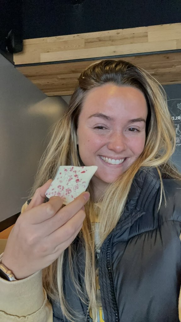 afish1's tweet image. 2 of our social media managers, Paige &amp;amp; Ruby, went the peppermint route! Here’s Paige enjoying peppermint cream cheese on a bagel and Ruby with some peppermint bark ❤️🤍