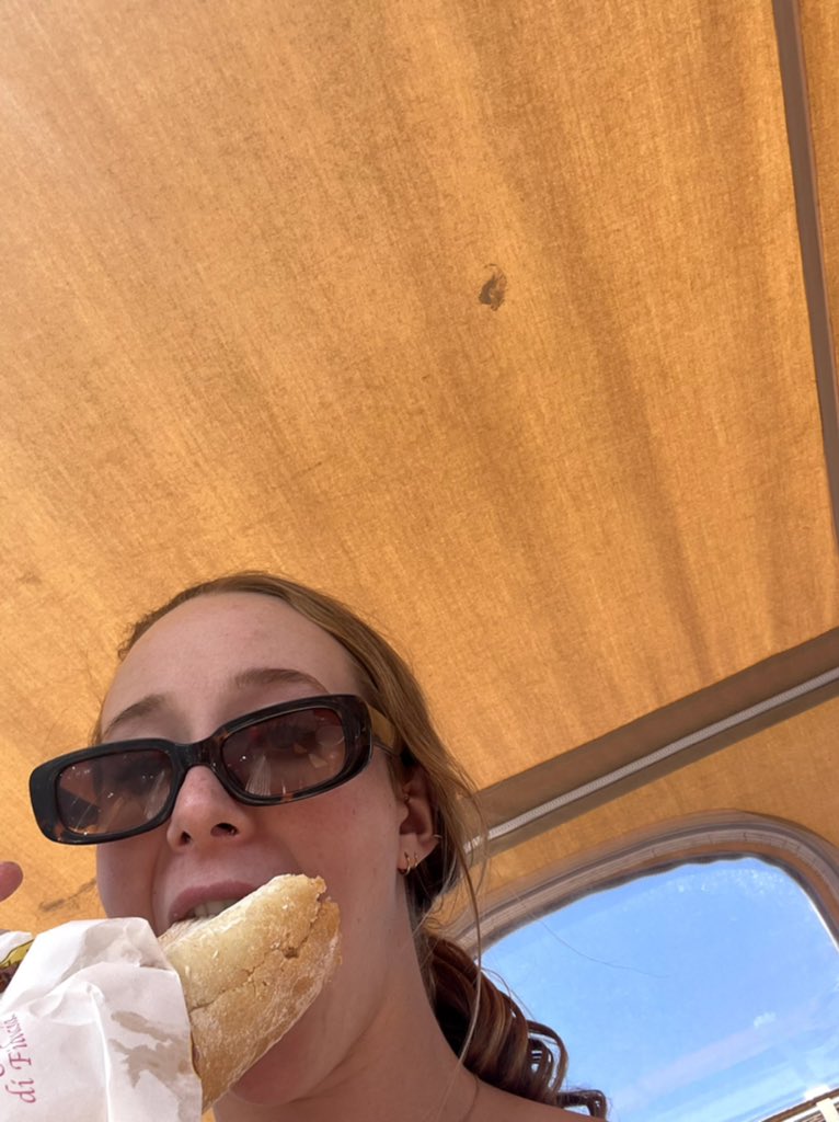 afish1's tweet image. 2 of our social media managers, Paige &amp;amp; Ruby, went the peppermint route! Here’s Paige enjoying peppermint cream cheese on a bagel and Ruby with some peppermint bark ❤️🤍