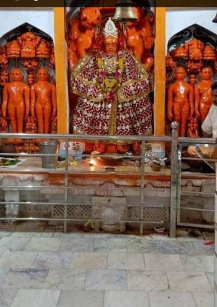 VarshaJ55544855's tweet photo. अनेक जैनमंदिरों को बदलकर अपना बताना क्या उचित?जबकि साफ़ दिख रहा है कि जैन दिगंबर की मूर्तियां हैं।यदि जैनतीर्थंकरों की पूजा ही करनी  तो उसके वास्तविकस्वरूप में करनी चाहिए नकि उसे जबरन वस्त्रपहनाकर,न रंगपोतकर,न अपनी मूर्ति बताकर..सोचो ज़रा।
#StopConvertingJainTirth @AnilRavipudi https://t.co/BxoqViwMbL