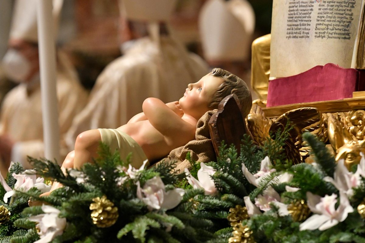 🌟 La sainte messe de la Nuit de Noël sera célébrée par le Pape ce dimanche 24 décembre à 19h30 en la basilique Saint-Pierre de Rome. 

🗝️ Retransmise en mondovision par les médias du Vatican, elle est à suivre en direct avec commentaire en français → vaticannews.va