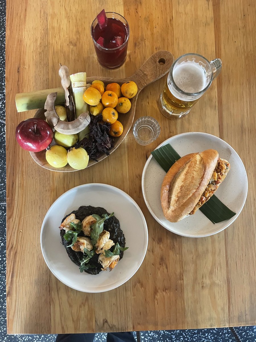 Los platillos navideños que no faltan en mi mesa son el Ponche, el Bacalao y los Romeritos.  Y cerveza para el recalentado al día siguiente. 
Y en tu mesa, cuales son los que no faltan?