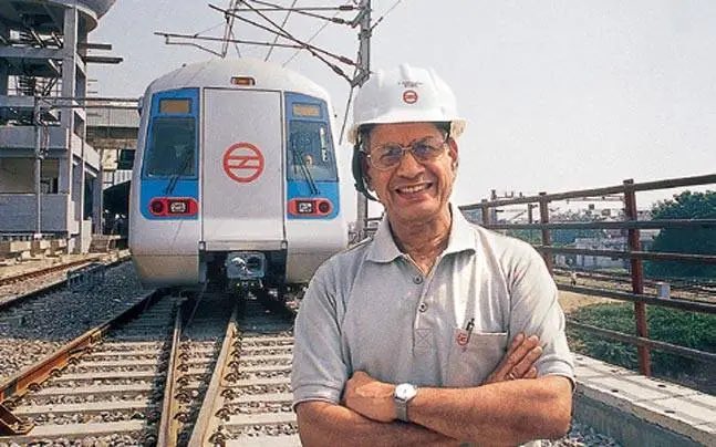 In 1997, a 66 yr old retired engineer was given the MISSION to build DELHI METRO in 10 years Everyone thought he'd FAIL as he was too old for the job. He SHOCKED them by creating the most ADVANCED Metro system in the world, in just 7 years! Who's up for a Story?🧵👇🏼