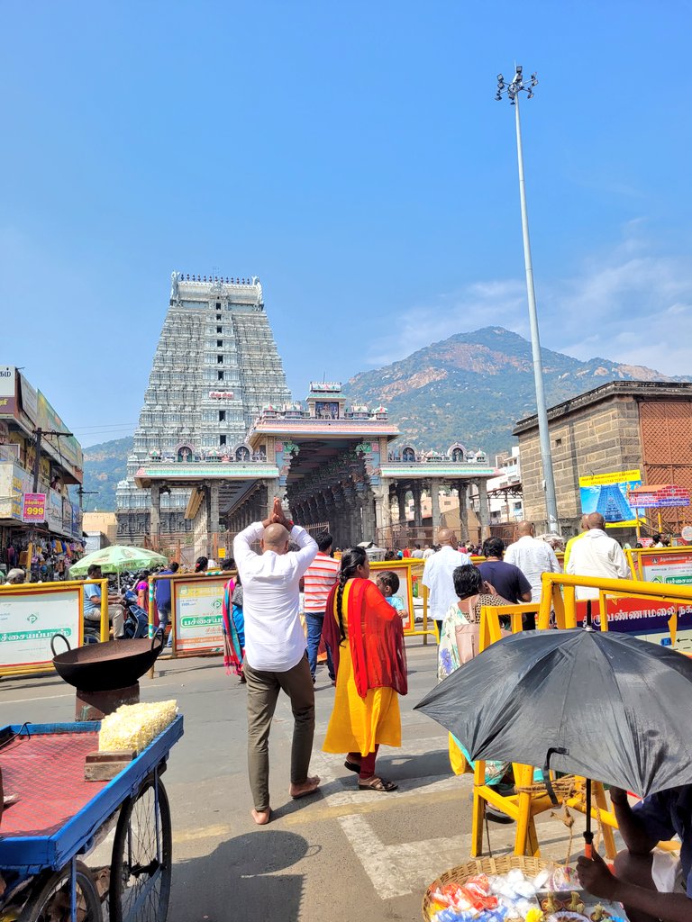 Thiruvanamalai Annamalaiyar Temple - 3rd tallest Gopuram 216.5 feet. Crowded due to holidays, margazhi month, sabarimala & melmaruvathur season. Can't enjoy the architecture of huge temple nowadays as queue with jailed rails run along length! Thanjavur big temple is the exception