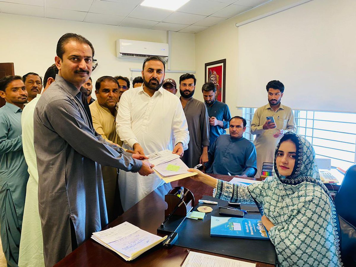 گوادر: بلوچستان نیشنل پارٹی کے ضلعی رہنما چیئرمین یوسی چب کلمتی *شئے مختاربلوچ* حلقہ PB-24 میں اپنے کاغذات نامزدگی جمع کررہے ہیں۔