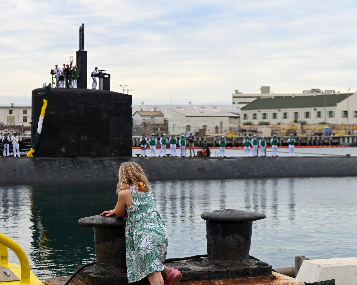 #ICYMI 👀 USS Topeka returned home to Hawaii after being deployed for nearly seven months. Los Angeles-class fast-attack submarines like the Topeka are considered the backbone of the #USNavy's submarine force. #SubmarineSunday | #SilentService | #USSTopeka | #WelcomeHome