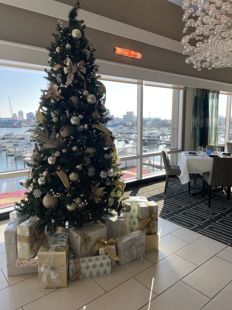 goldennuggetac's tweet photo. Celebrating Christmas Eve the Golden way at Chart House for the feast of the seven fishes!🎄 #ChartHouse #GoldenNuggetAC https://t.co/tSJ3HKpCUS