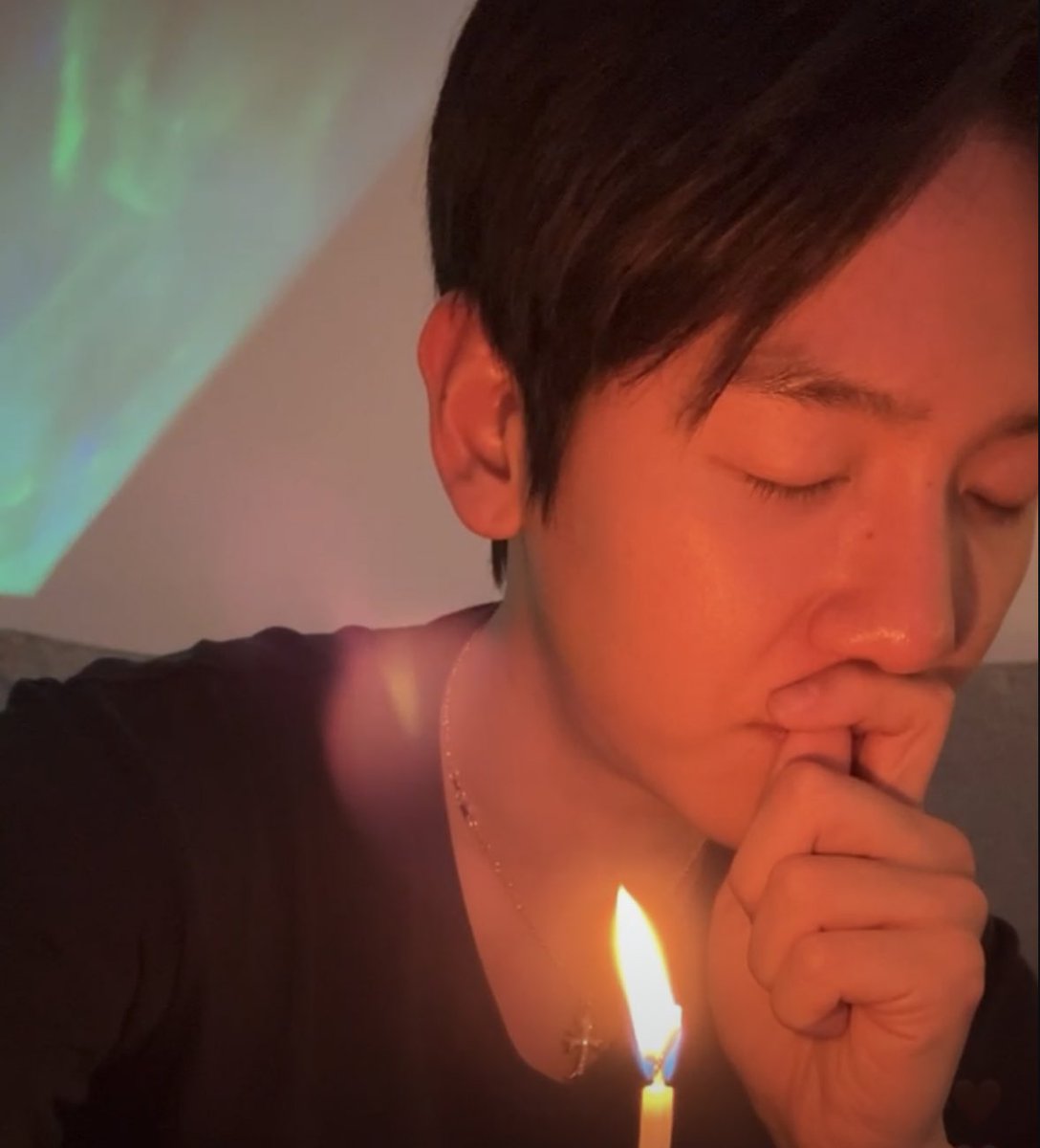 갑자기 사라졌길래 또 물 뜨러 갔나부다 했는데 12시 땡 치자마자 케이크 들고 등장해서 초 불자~ 하고 감동주는 이 남성 어쩔 건데 진짜... 아까 나비소녀 나오니까 지금 안돼 하고 스킵해놓고 초 불 때 틀어주는 거 진짜 감동됨