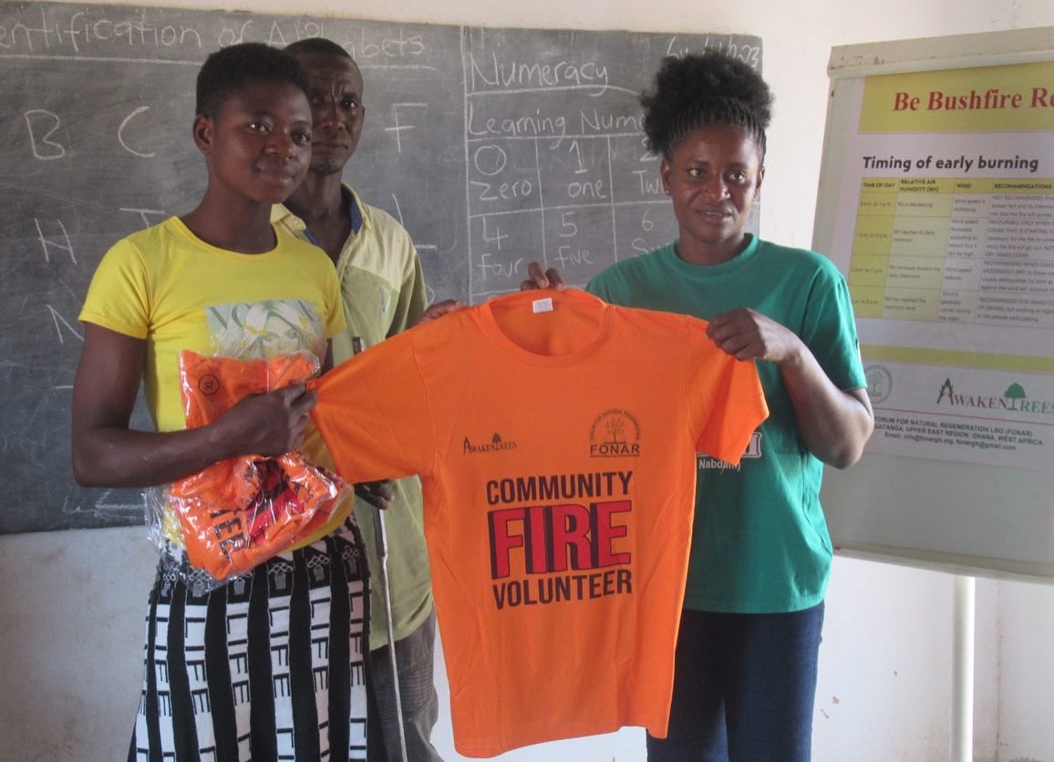 Anti-Bushfire awareness campaign &amp; training for fire fighters, last week in the Upper East Region of Ghana. 🔥👮🏾‍♂️ Bushfires are a threat for regreening efforts and must be therefore prevented through community collaboration. #fmnr #busfires #ghana <a href="/sssaaka/">Sumaila Seidu Saaka</a> <a href="/fonar4NR/">fonar</a>