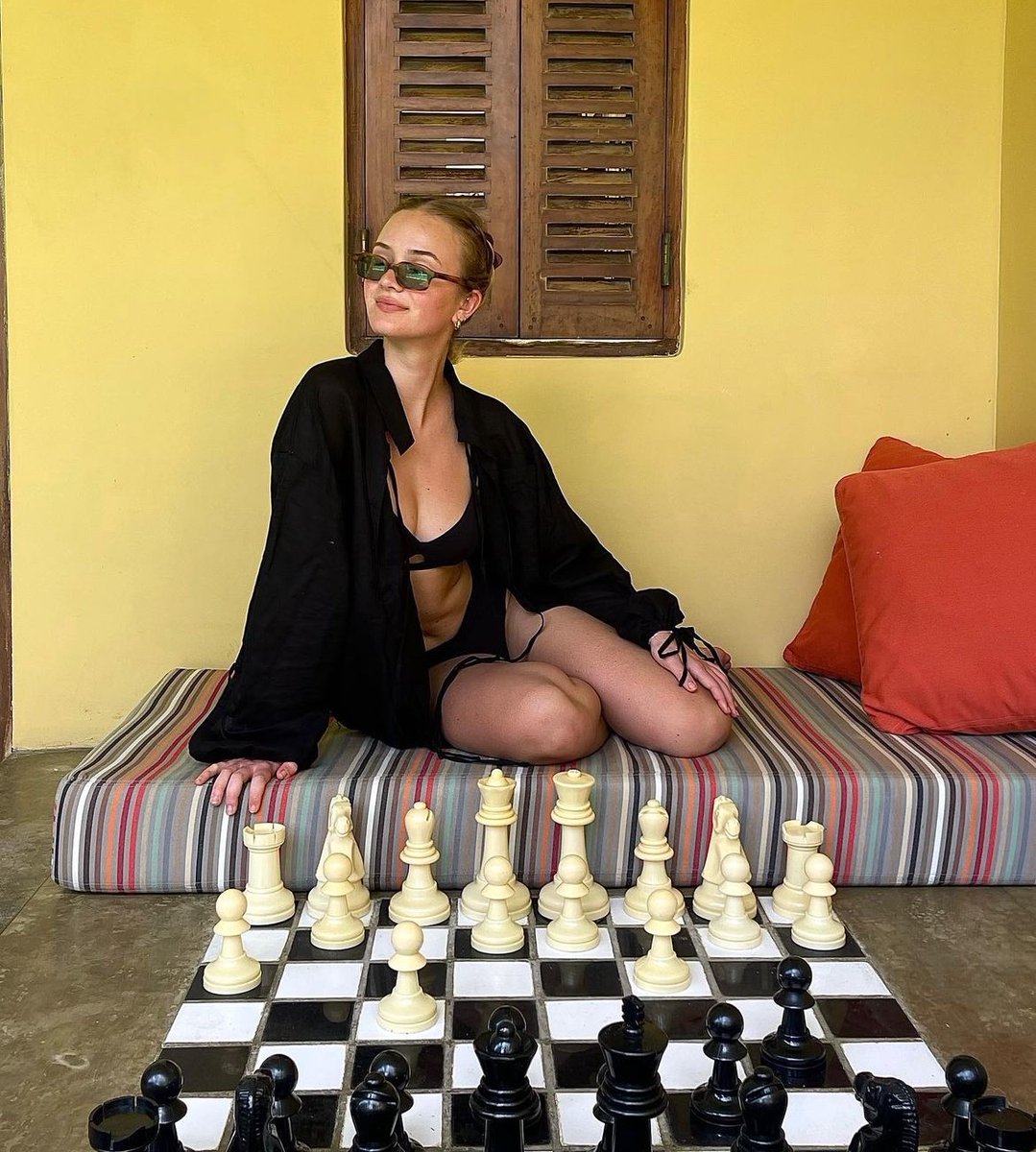 romsthinker's tweet image. mallory taken by nolan on their vacation