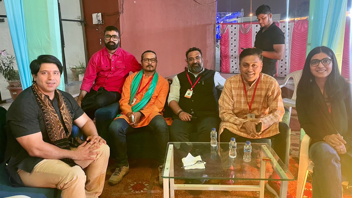 With my favourite speakers at @srtlitfest It was wonderful listening to their views. @Manik_M_Jolly @anuraag_saxena @ajeetbharti @Shehzad_Ind @MrSinha_ Thanks for the picture - @vijaygajera