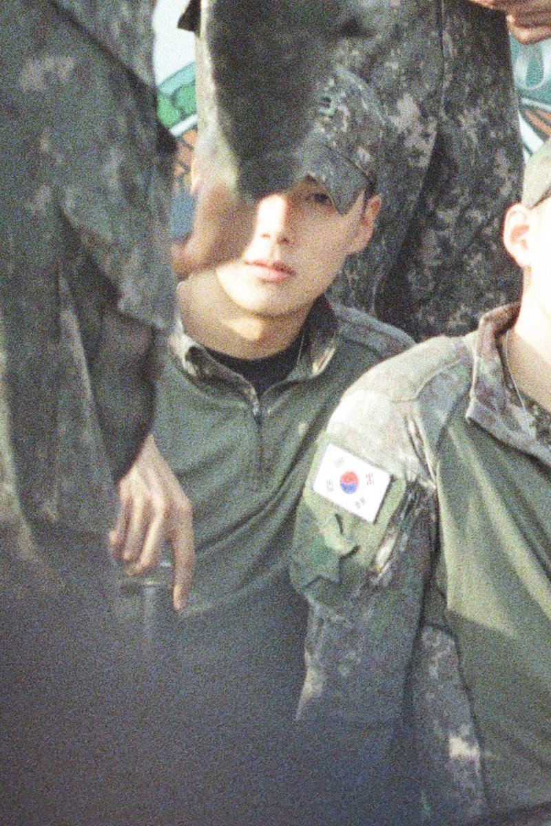 서울의봄 어제봐서 지금 군인세계 과몰입지림
우직한 군인 중 군인의 눈빛이셔