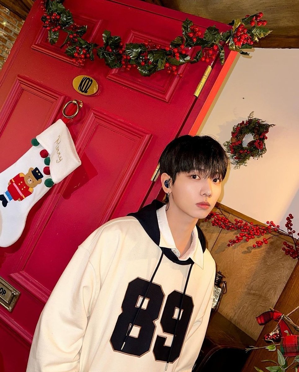 myungjaefeed's tweet photo. happy holidays to all 🫶 https://t.co/qv703JaB6V