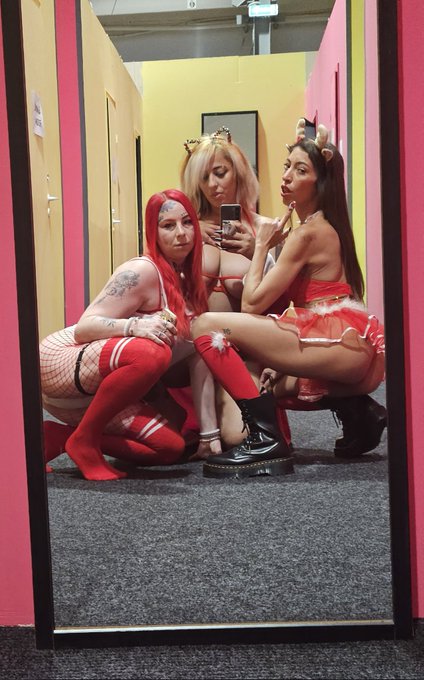 Bon r&eacute;veillon  et joyeux No&euml;l  avec @amanilouvelove  et @missnvus  🥰🥰  Concours pour gagner un acc&egrave;s<a class="tags" target="_blank" title="On Twitter" href="/?out=eyJ0eXAiOiJKV1QiLCJhbGciOiJIUzUxMiJ9.eyJpYXQiOjE3MjMxNzM5NjcsImlzcyI6InR3cG9ybnN0YXJzLmNvbSIsIm5iZiI6MTcyMzE3Mzk2NywiZXhwIjoxNzU0NzA5OTY3LCJyZWRpcmVjdF91cmwiOiJodHRwczovL3R3aXR0ZXIuY29tL2FtYW5pbG91dmVsb3ZlIn0.-kzCyeMFcpK_CpmtaGbW3Ycv3_ot-LpyT6x2ykiS07FJ4JAf01dhtRSqdmpiPRBUys5TMmsjaHofMkiVQxNmgQ">@amanilouvelove</a>