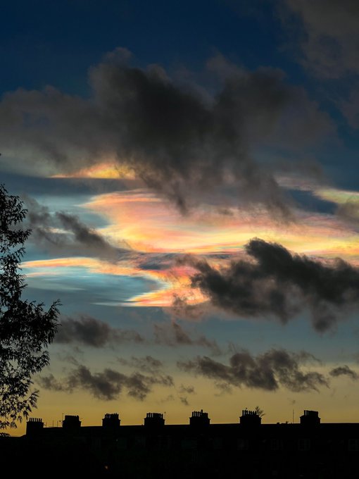 2 pic. Anyone ever seen this before? ☁️
Nacreous or “mother of pearl” clouds. Mother Nature put on quite