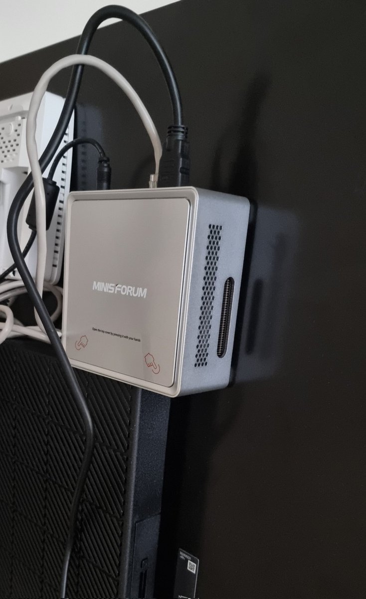 bre_jew's tweet image. Behind a TV ... doing honest work. The real definition of a &quot;passive income.&quot;

#ewx #workerNodes $EWT