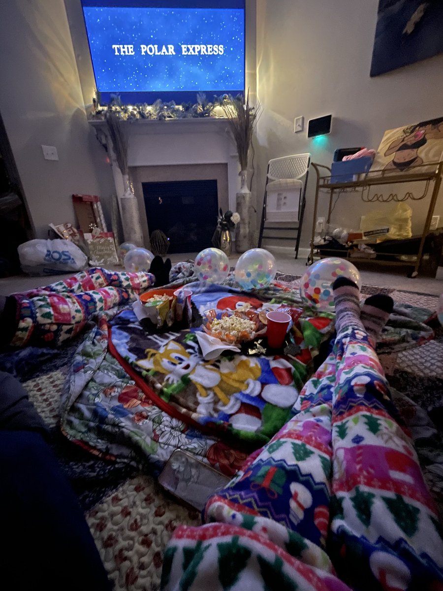 1_prettyvirgoo's tweet image. how my friendmas went 🩷 #matchingpjs