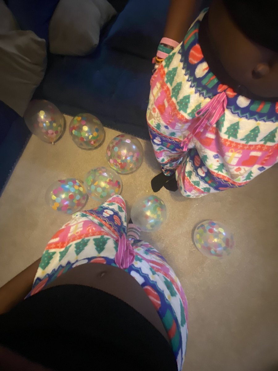 1_prettyvirgoo's tweet image. how my friendmas went 🩷 #matchingpjs