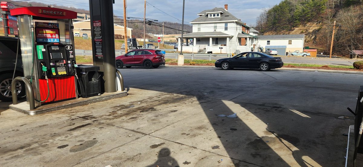sheetzair's tweet photo. Rando Sheetz in Cumberland Maryland for a potty break and fill up. #twofer https://t.co/nlWAW3ZAYi