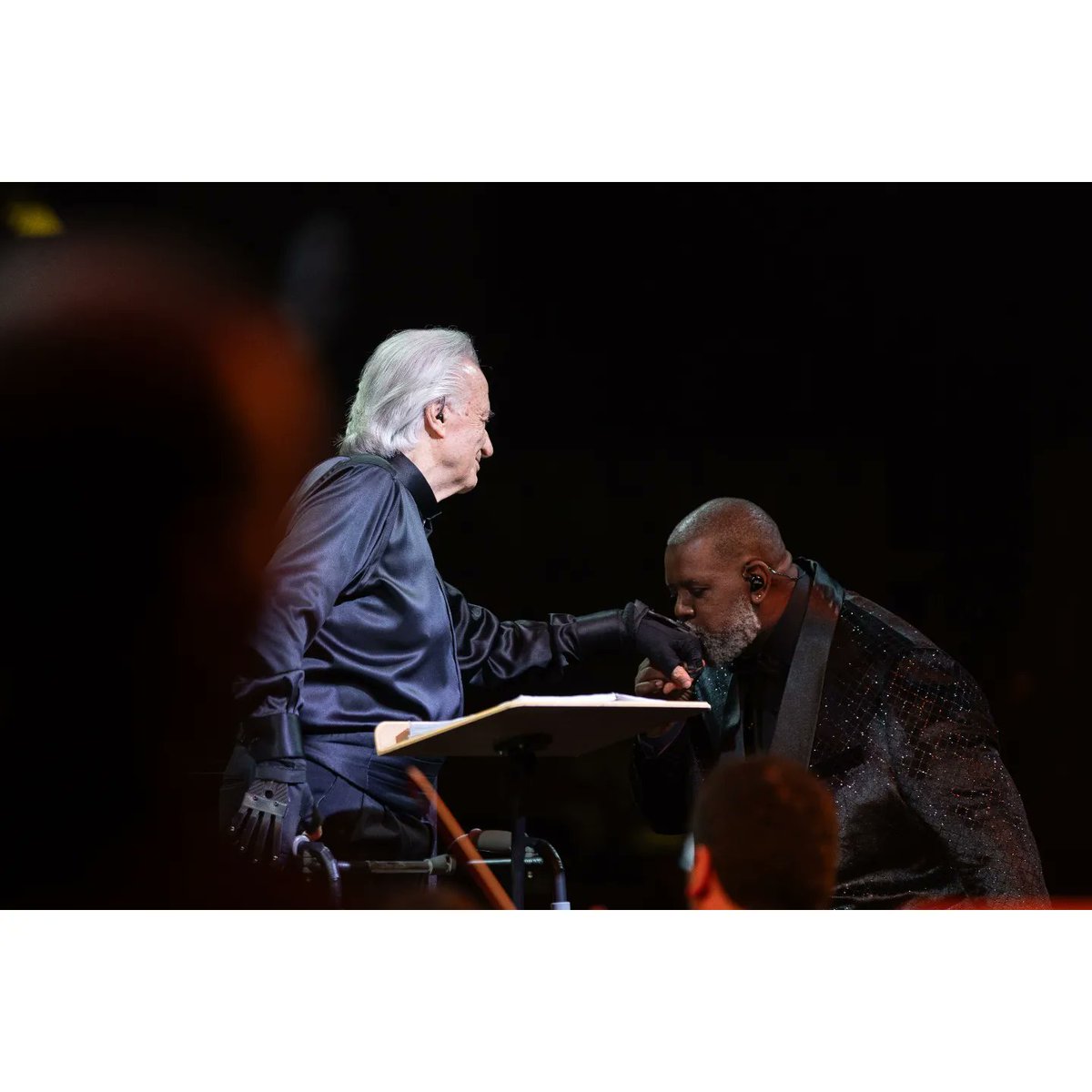 mathildemissio's tweet photo. 4 dias após o maestro João Carlos Martins passar por uma cirurgia de reconstrução do quadril, ele sai do Hosp Sírio Libanês e vai reger em concerto natalino ao lado do Péricles. São Paulo, 11.12.2023 (Fotos para a @folha) https://t.co/kCwPY1yzzA