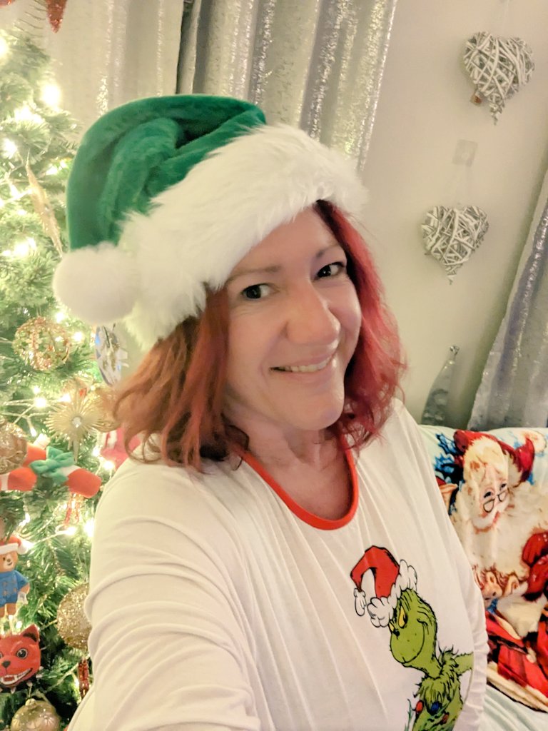 Merry Christmas ( and Grinchmas! 😁) from my home to yours. Hopefully see you all on the other side at some point. Wishing you all lots of joy, peace and love this Christmas and beyond. Xx 💚❤️🌲❤️💚