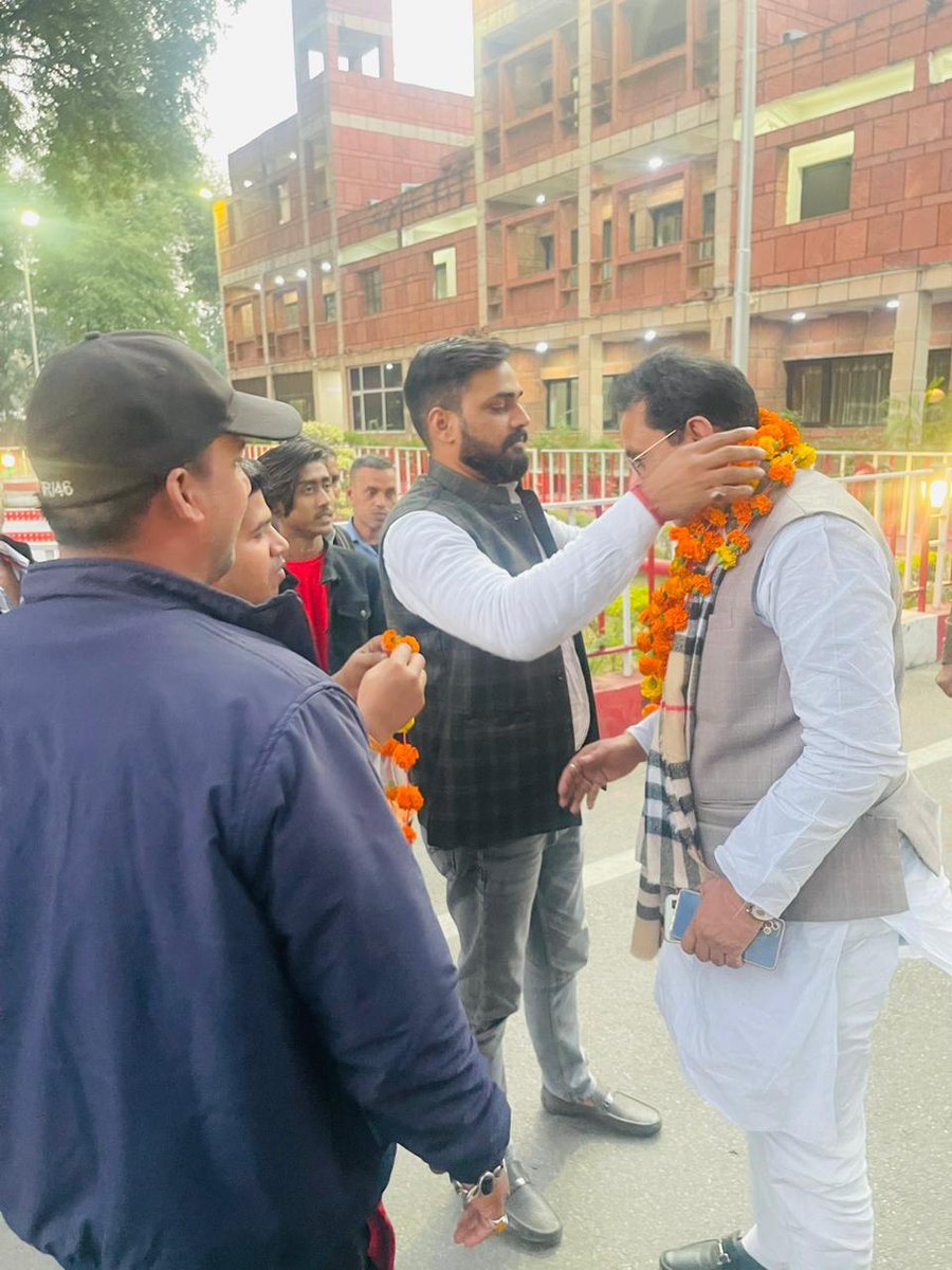 SAfzalAbbas_jdu's tweet photo. यात्रा के दौरान लखनऊ परिसदन मे स्थानीय युवाओं का स्नेह प्राप्त हुआ उनके द्वारा गर्म जोशी से स्वागत किया गया, जिसके लिए मैं युवाओं को आशीर्वाद सहित उनका आभार व्यक्त करता हूँ।
#JDU #Chairman #ShiaWaqfBoard #UttarPradesh #Bihar https://t.co/2m5cc2cD7x