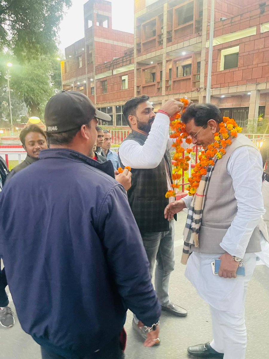 SAfzalAbbas_jdu's tweet photo. यात्रा के दौरान लखनऊ परिसदन मे स्थानीय युवाओं का स्नेह प्राप्त हुआ उनके द्वारा गर्म जोशी से स्वागत किया गया, जिसके लिए मैं युवाओं को आशीर्वाद सहित उनका आभार व्यक्त करता हूँ।
#JDU #Chairman #ShiaWaqfBoard #UttarPradesh #Bihar https://t.co/2m5cc2cD7x