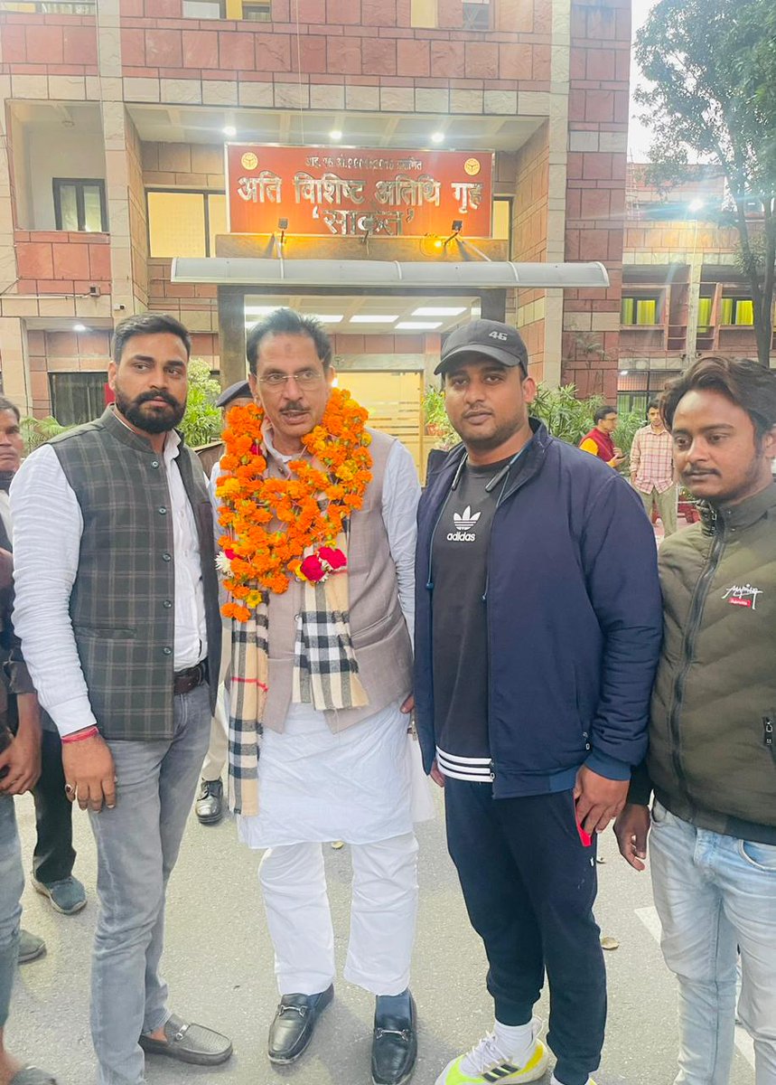 SAfzalAbbas_jdu's tweet photo. यात्रा के दौरान लखनऊ परिसदन मे स्थानीय युवाओं का स्नेह प्राप्त हुआ उनके द्वारा गर्म जोशी से स्वागत किया गया, जिसके लिए मैं युवाओं को आशीर्वाद सहित उनका आभार व्यक्त करता हूँ।
#JDU #Chairman #ShiaWaqfBoard #UttarPradesh #Bihar https://t.co/2m5cc2cD7x