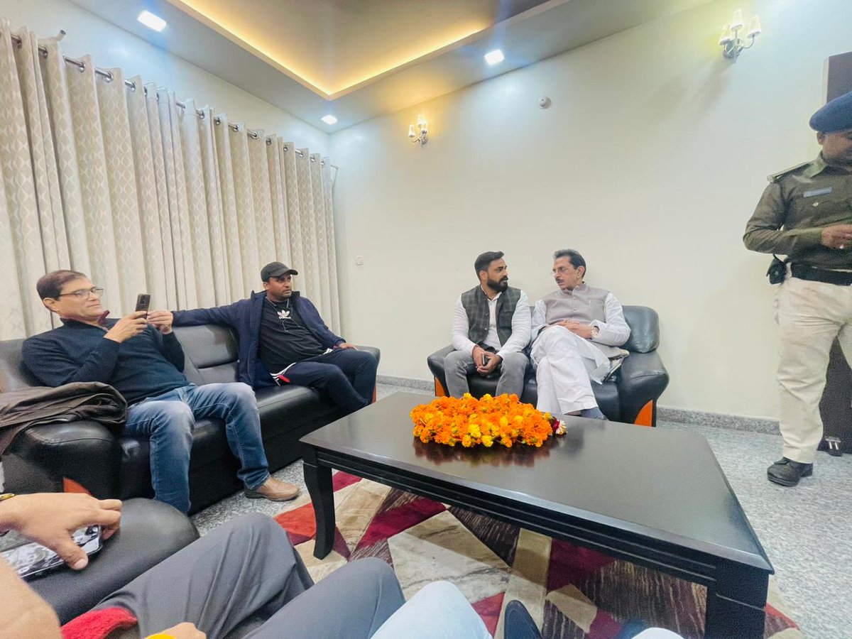 SAfzalAbbas_jdu's tweet photo. यात्रा के दौरान लखनऊ परिसदन मे स्थानीय युवाओं का स्नेह प्राप्त हुआ उनके द्वारा गर्म जोशी से स्वागत किया गया, जिसके लिए मैं युवाओं को आशीर्वाद सहित उनका आभार व्यक्त करता हूँ।
#JDU #Chairman #ShiaWaqfBoard #UttarPradesh #Bihar https://t.co/2m5cc2cD7x
