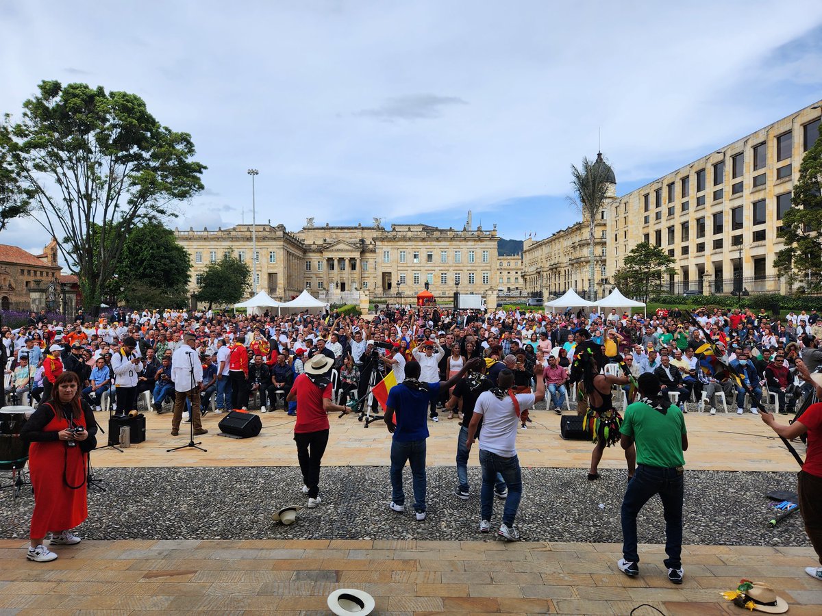 petrogustavo's tweet photo. El Palacio de Nariño celebra la Navidad con centenares de habitantes de calle. https://t.co/xLYdfkhqyB
