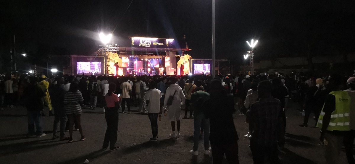 Ledawa's tweet photo. #XmassFest #XmassFestival #Betmomo #CANALOLYMPIABESSENGUE
#DOUALACESTLAPUISSANCE https://t.co/jkBJofnvDC