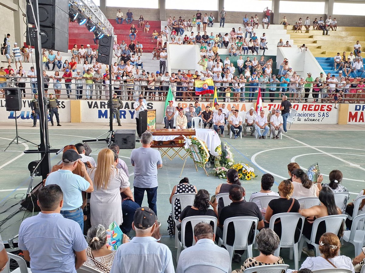 SindyMar_'s tweet photo. En su Domingo 24, el maestro #LisandroMeza es despedido por su natal Los Palmitos. 
Bajo un cielo gris, que deja caer una suave lluvia, inicia cámara ardiente.
La alcaldía municipal decreta 3 días de duelo. https://t.co/fdrnYX8jX2