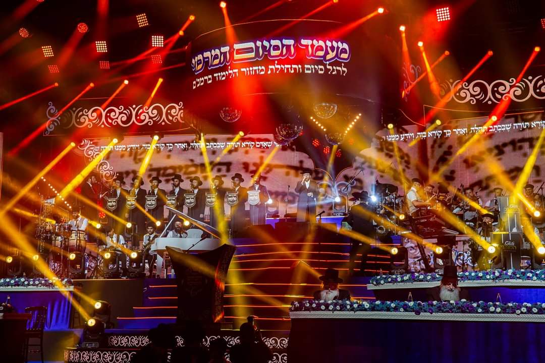 tzvaim_pro's tweet photo. 40 נגנים, במת ענק ב-4 מפלסים וגדולי המוזיקה החסידית: כך קיבלנו את אלפי החוגגים באירוע היסטורי שהפקנו לארגון 'שיננא', סיום הרמב"ם העולמי.
#גלרית_סיכום

הפקה תכנון ועיצוב במה: חברת @tzvaim_pro 
צילום: @tovito770
vj: VisuaLive  ויזואל-לייב https://t.co/fDOjufYurt